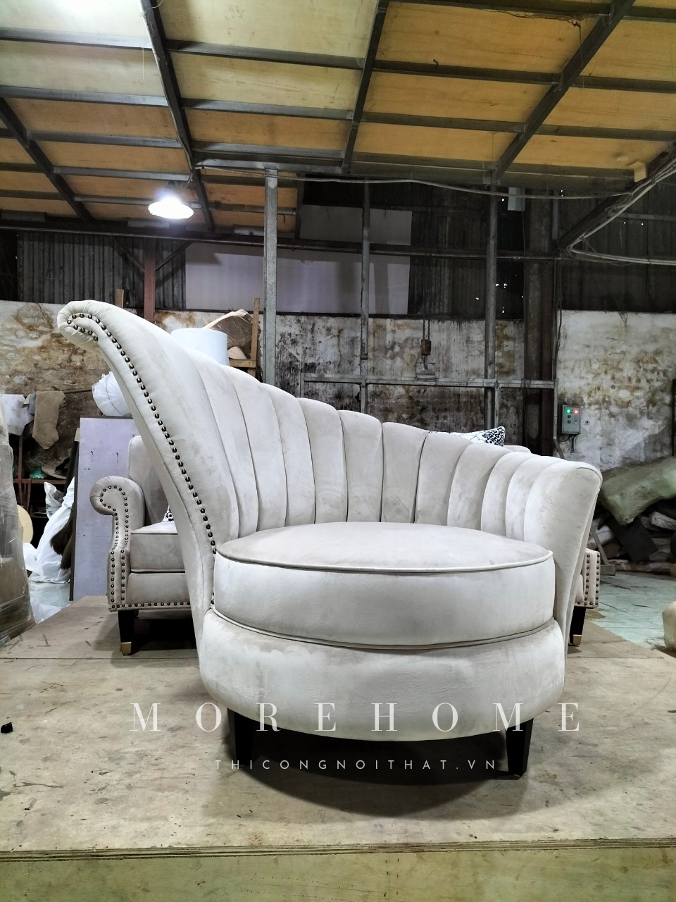 Ghế sofa đơn phong cách tân cổ điện, khung gỗ tự nhiên, bọc nỉ cao cấp, là sự lựa chọn phù hợp cho những biệt thự hay chung cư cao cấp có diện tích rộng.